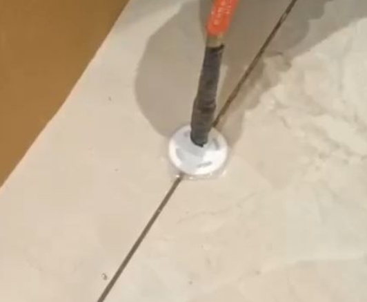 铁锋瓷砖空鼓维修公司专业解答瓷砖在铺贴过程中，如果没有涂抹均匀到位的粘结材料（如水泥砂浆或瓷砖胶），可能会导致以下问题