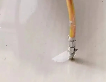 铁锋瓷砖空鼓维修公司专业解答在瓷砖铺贴过程中，如果使用的砂料过粗（如全部使用了粗砂），可能会导致以下问题