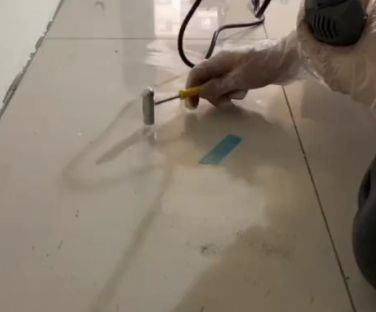 铁锋瓷砖开裂维修公司专业分享瓷砖在铺贴前如果没有沥干水分，将会导致以下问题